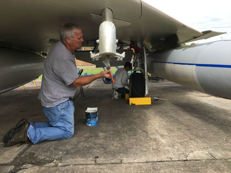 glenn-martin-museum-volunteers-painting-airplane-2017