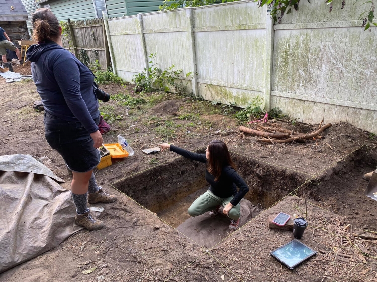 Dr. Julie Schablitsky oversee Jonathan Street excavation, 2020.