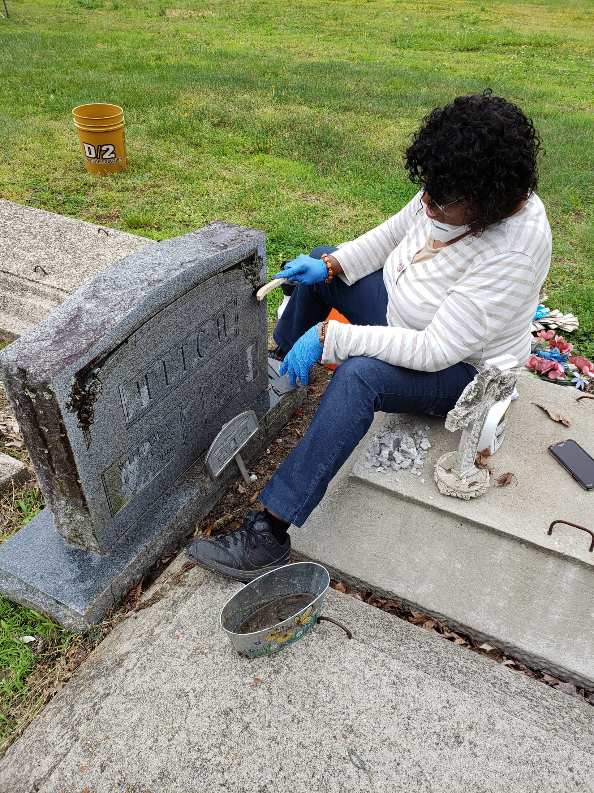 A trainee participates in the Mt Zion Cemetery Workshop in 2022